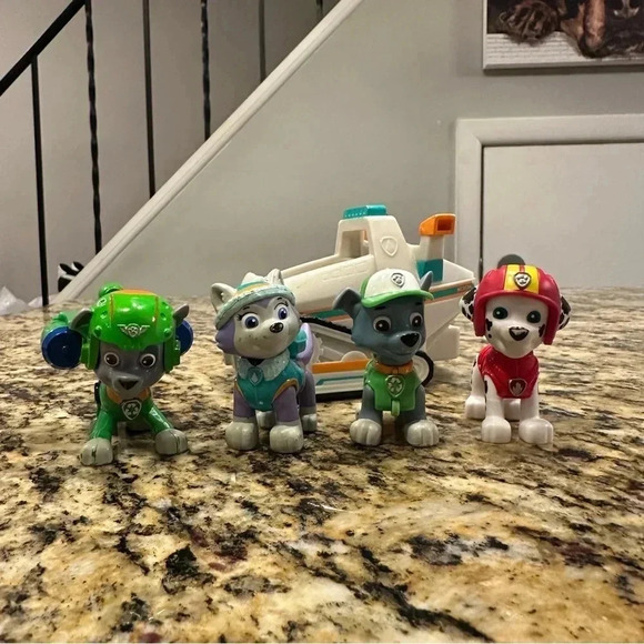 4 Paw Patrol figures including Everest and vehicle - Picture 1 of 4